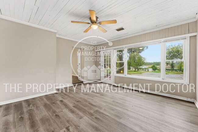 Building Photo - Rare Find! Spacious 2/1 Home on Huge Lot - Perfect for Work Vehicles, Boats & Pets***JANUARY SPEC...