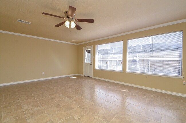 Building Photo - 3 BEDROOM TOWNHOME FOR LEASE IN LANGHAM CREEK