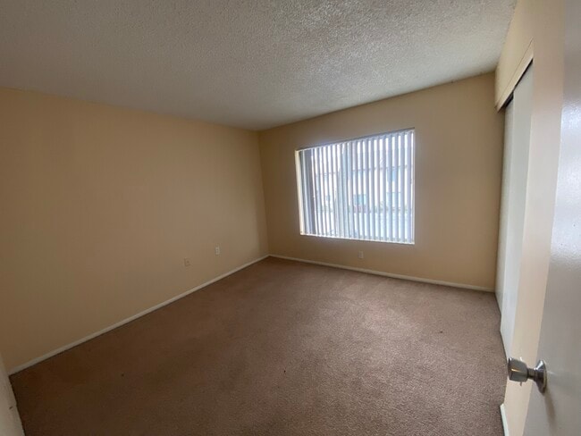 Building Photo - 2621 Pine Lake Terrace