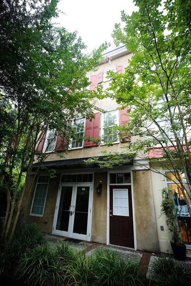 Building Photo - Available August 10th. Beautiful 3BR/2.5BA Townhome in Shelmore Village!