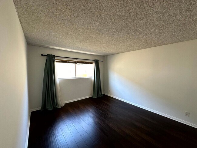 Building Photo - Spacious Upper level 1 bed -1 bath with parking and pool in Encino