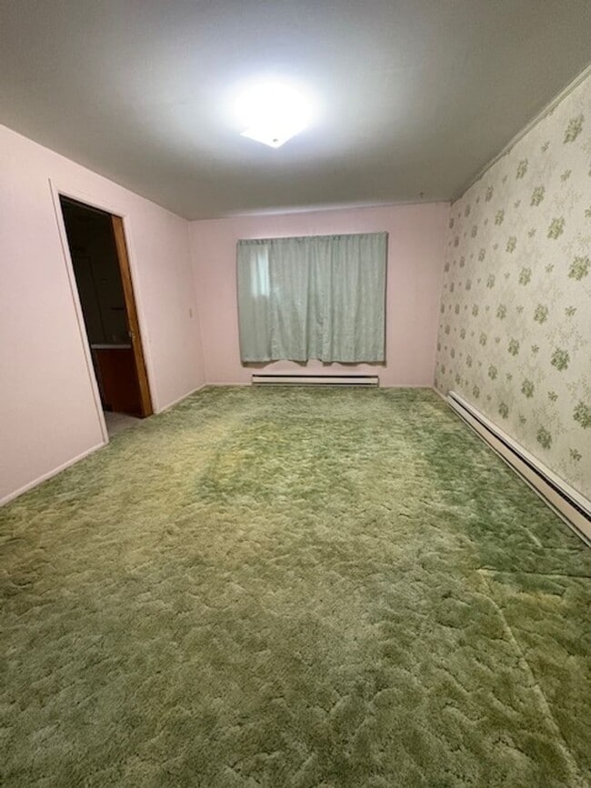 Building Photo - Single-family Home with 2 bedrooms and an office.