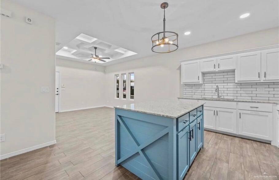 Building Photo - 908 W La Pointe Ave