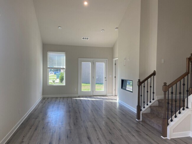 Building Photo - End Unit Townhome in Lebanon / 3 Spacious Bedrooms / Loft Area / 1 Car Garage / Back Patio