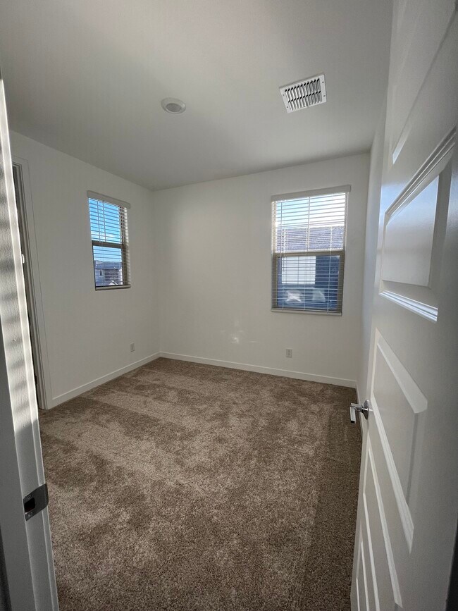 Building Photo - 9426 W Sells Dr