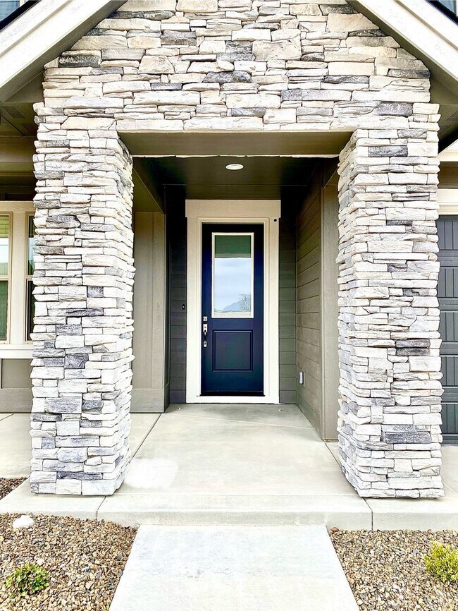 Building Photo - Beautiful Custom 6 Bedroom (2 Primary Bedrooms!) +Office located in NW Meridian