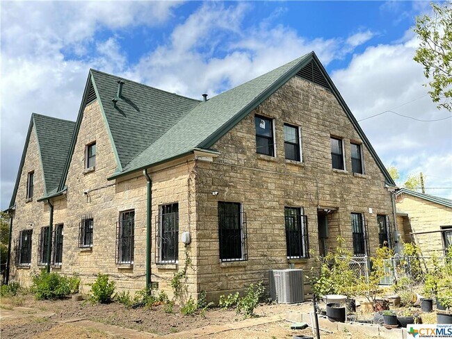 Building Photo - 111 W Fowler Ave