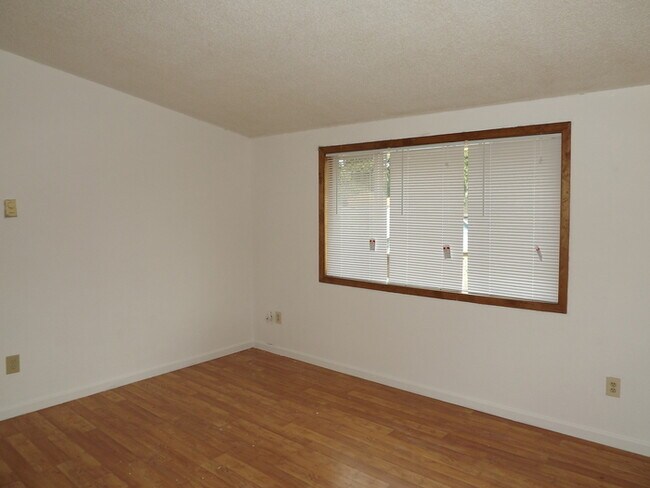 Building Photo - Nice 3 Bedroom 1 3/4 Bath Home in Spanaway!