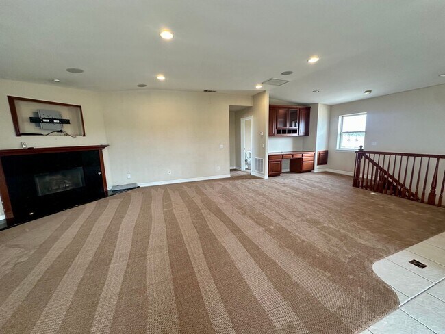 Building Photo - Huge Bay Front 3 Bed 2.5 Bath