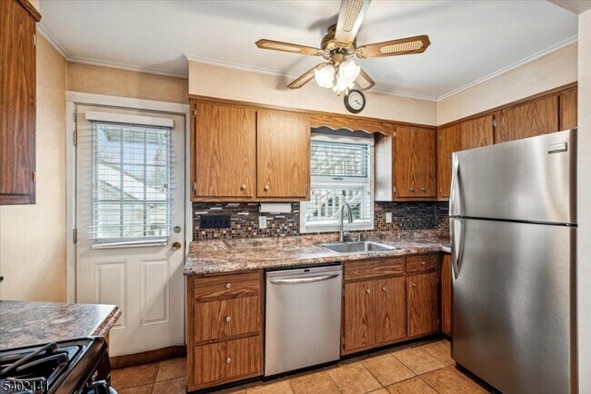 Building Photo - 16 Cross St