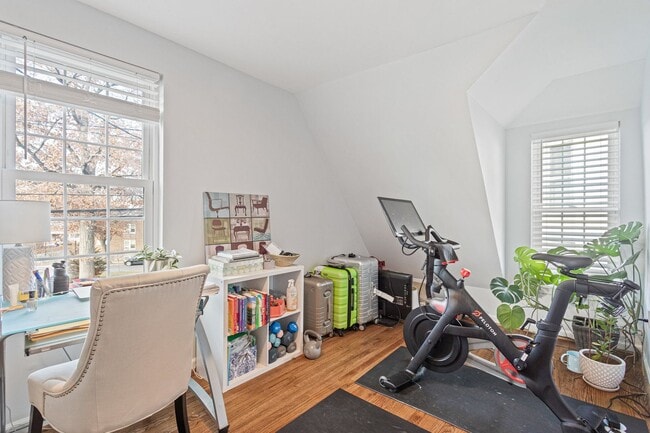 Building Photo - Amazing Anacostia Abode!
