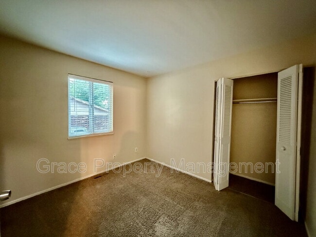 Building Photo - 1070 Iris St