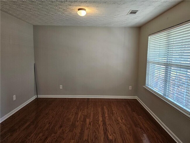 Building Photo - 645 Roxford Ln NE