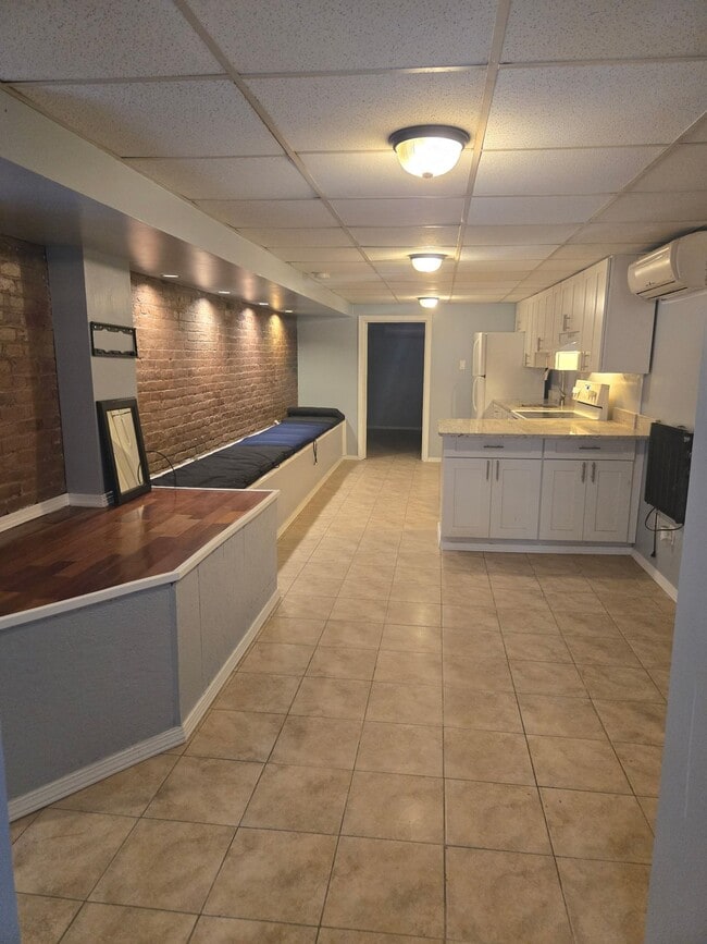 Building Photo - 45A Van Reypen St