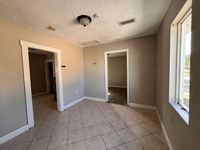Building Photo - 2 Bedroom and 1 Bathroom apartment