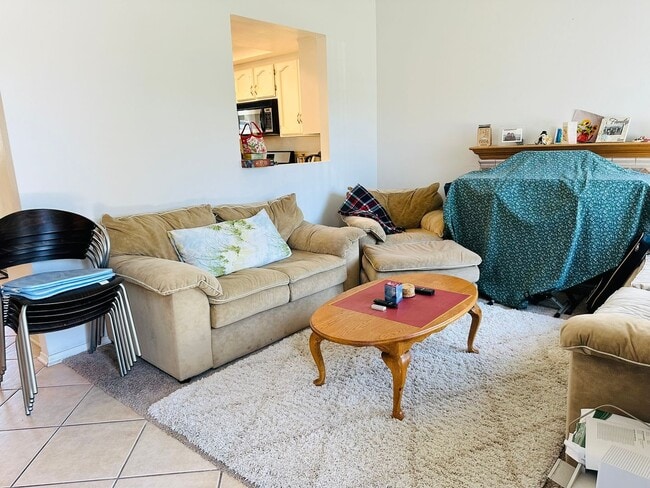 Building Photo - Updated Townhome Close to LLUMC & VA Hospital