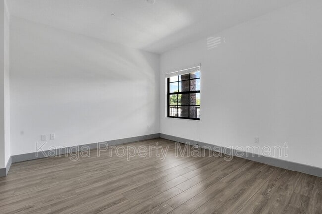 Building Photo - 600 NE 14th Ct