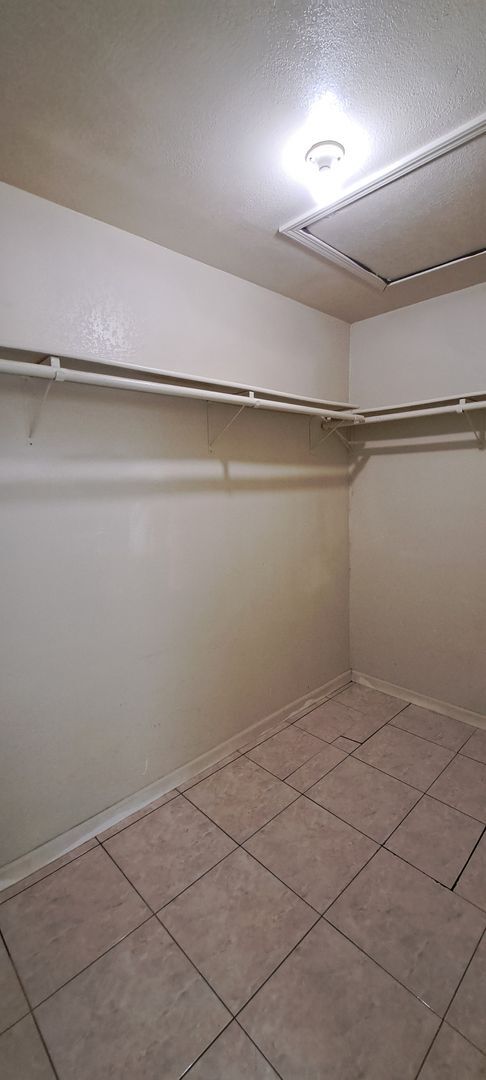 Building Photo - Wow this Charmer has 4 Bedrooms with 2 Primary Bedrooms w/Full Bathrooms