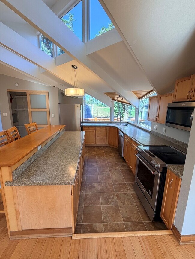 Building Photo - Spacious Home with Office, Studio, Workshop - Endless Possibilities!