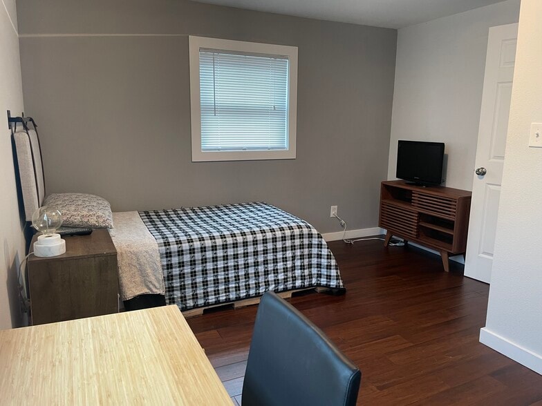Upstairs bedroom - 3122 N Booth St