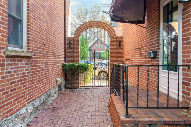 Building Photo - Unique 2 Bedroom in German Village