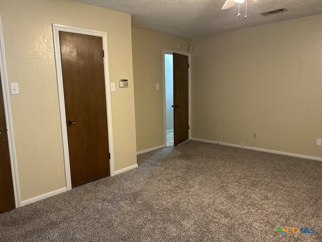 Building Photo - 700 Cedar Oaks Ln