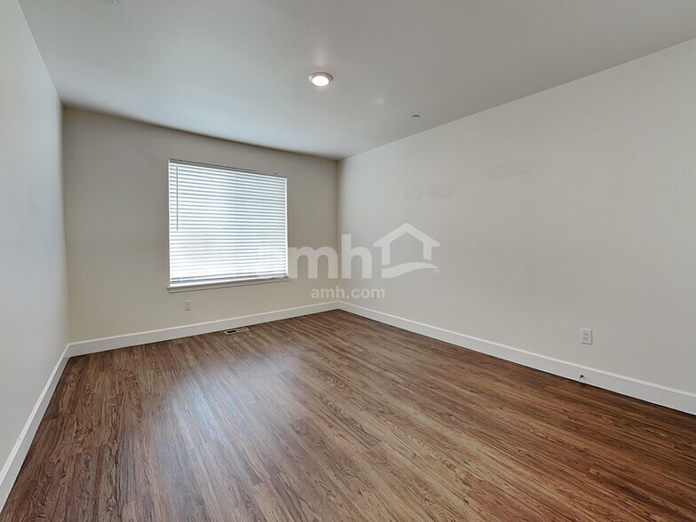 Building Photo - 13911 106th Ave E