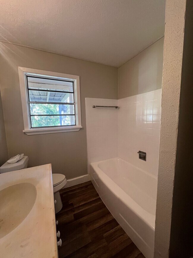 Building Photo - 6122 Southridge Dr
