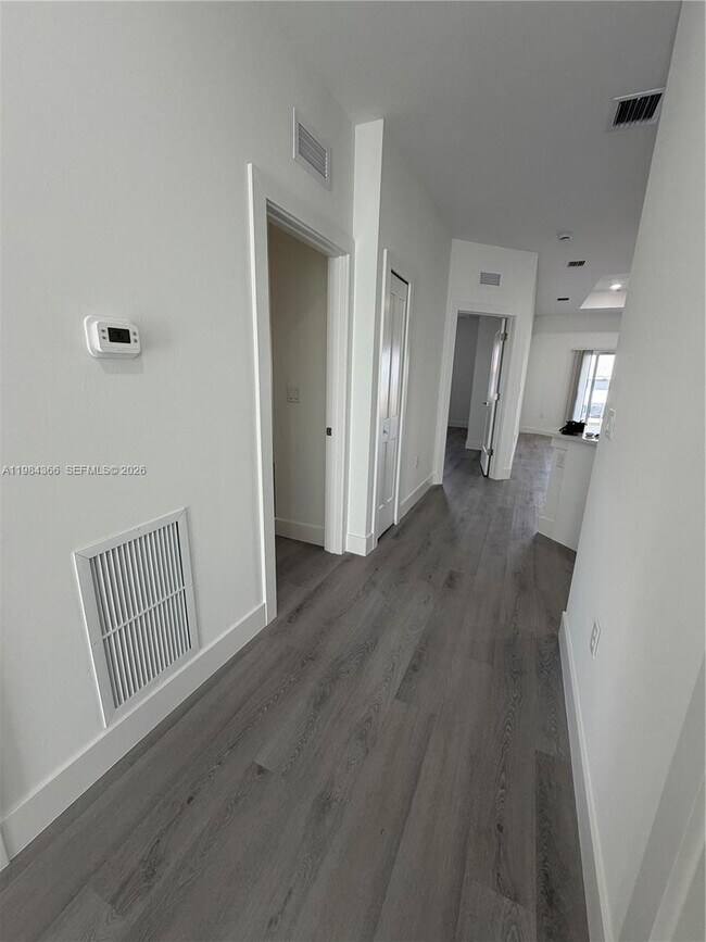 Building Photo - 721 Ivan Ave S