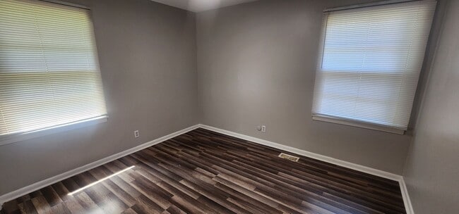 Building Photo - 4 Bedroom / 2 Bath Single Family Home