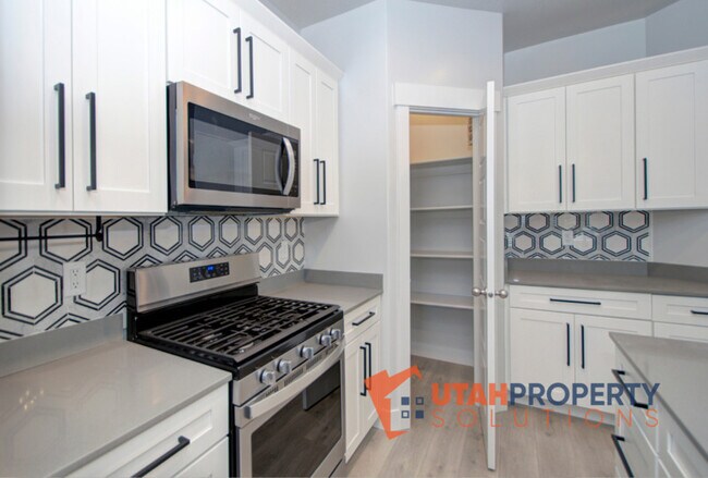 Building Photo - 1734 W Newcastle Ln