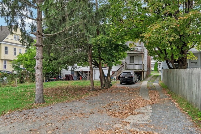 Building Photo - "Spacious 3-Bedroom Gem at 57 1/2 Saratoga...