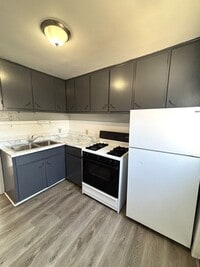 Building Photo - RENT SPECIAL - RENT REDUCED!!  2 Bedroom, 1 Bathroom apartment in great CF location!