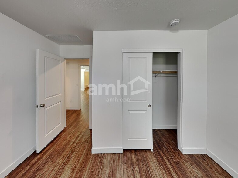 Building Photo - 4308 S 105th Dr