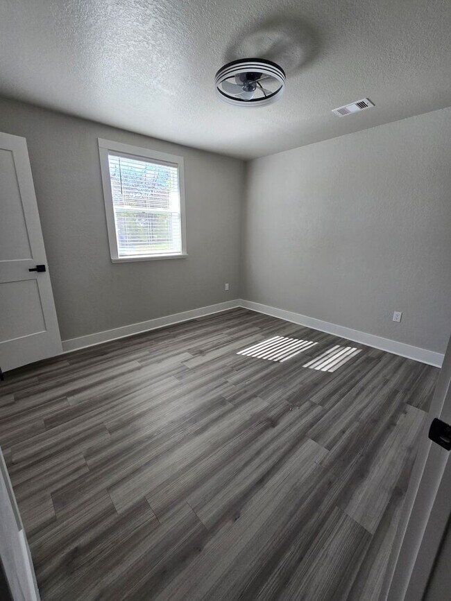 Building Photo - 3 Bed 2 Bath Apartment