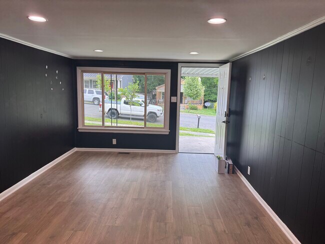 Building Photo - 604 Elmira Ave