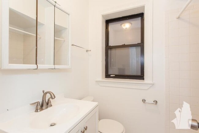 Building Photo - 1 bedroom in Chicago IL 60657