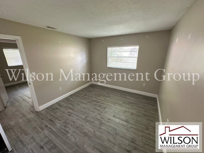 Building Photo - 643 David St