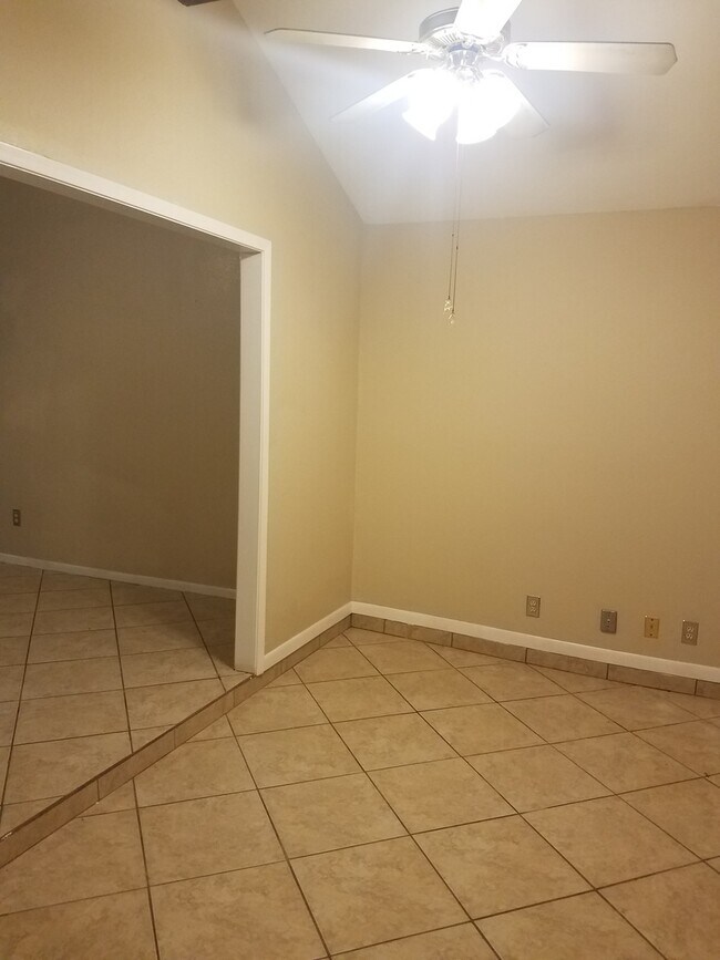 Building Photo - 3/2 Southside Home-Behind Athletic Club