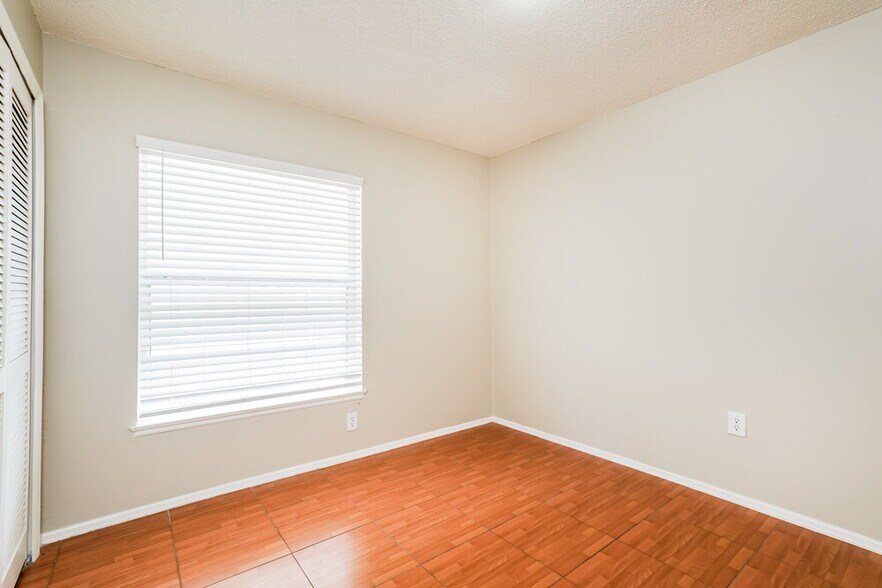 Building Photo - 1227 Heather Lake Dr