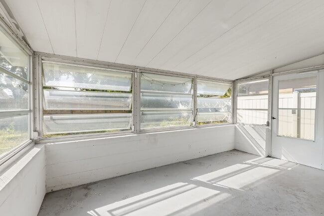 Building Photo - "Charming 3-Bed, 2-Bath Gem in St. Petersb...