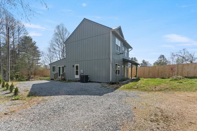 Building Photo - In Town Near The Bike Path