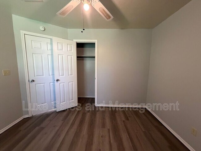 Building Photo - 205 S Meadow Ln
