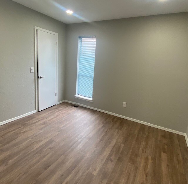 Building Photo - 10047 S Fairview Dr