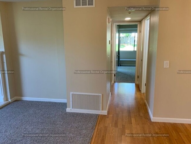 Building Photo - Single level condo in one of the nicest developments in Bennett Valley