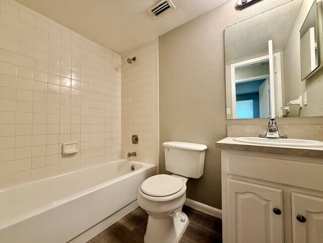 Building Photo - 2 Bedrooms 2 Bath Duplex in Cape Coral