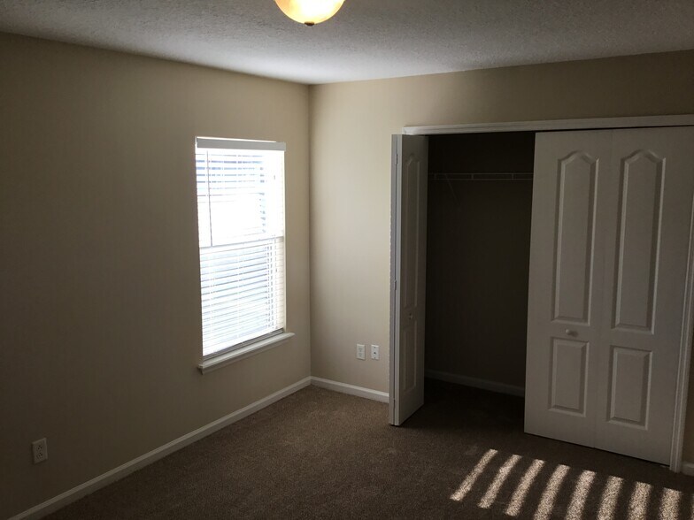 Building Photo - 75368 Ravenwood Dr