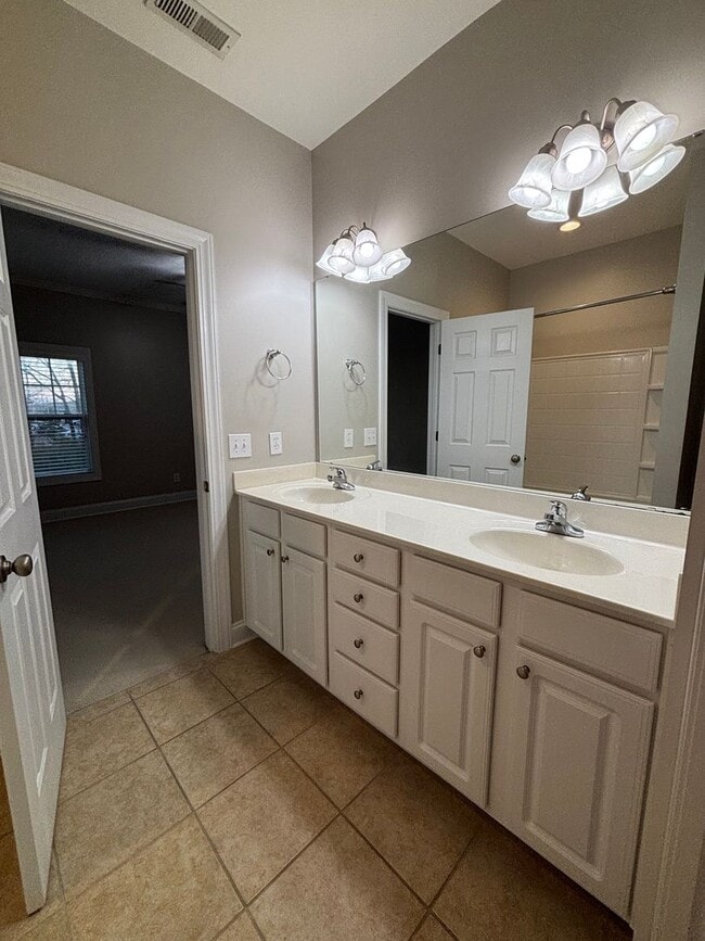 Building Photo - AVAILABLE NOW! End-Unit Townhouse in Pennington Square