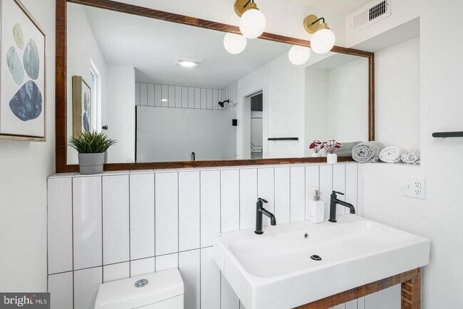 Building Photo - 320 Iona Ave