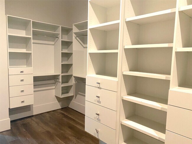 Building Photo - 4642 Devon St